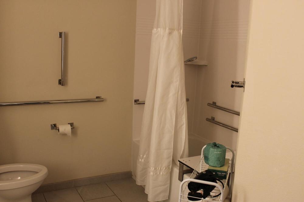 One-Bedroom Suite with Tub - Mobility Accessible interior